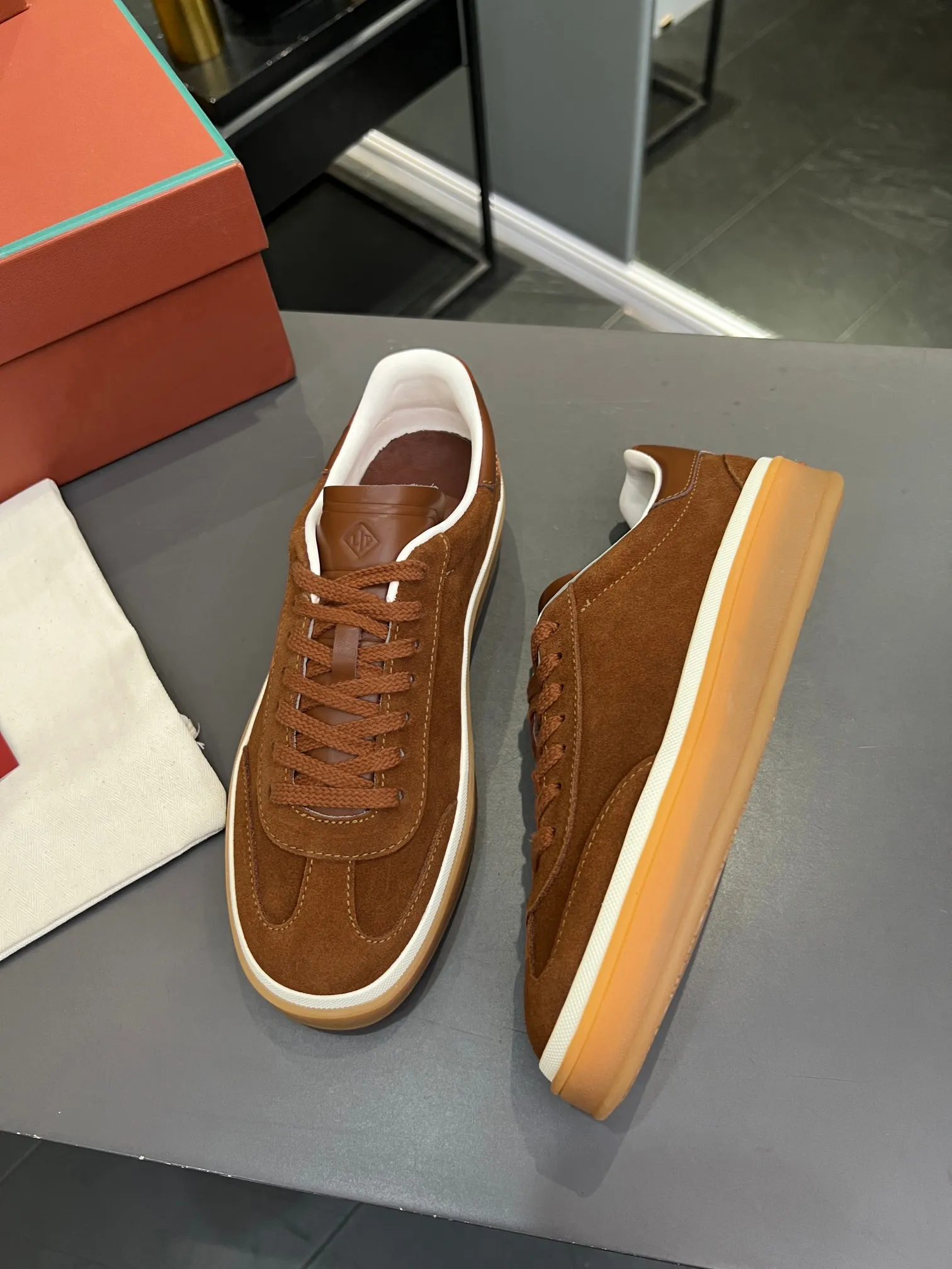 Factory price: 580💰Purchase level, high version🦅⛳️ Italy [Loro men's shoes💰iana] Tennis walk series L men's shoes💰Couple moral training shoes casual sports shoes sneakers🎁🎁 Original purchase development and production This new suede tennis shoe adopts an ultra-low design, suitable for wearing all year round👫👫 The wrapped sole creates an effortlessly attractive color combination that harmoniously blends functionality with understated style, making it the ideal shoe for urban wear. Soft calfskin tongue with Kummel color insert at the heel, embossed L Men's shoes 💰 Logo Cotton lace upper, cowhide suede sole Rubber-lined calfskin ✦ Upper: imported first-layer cowhide ➕ Customized original cowhide ✦ Lining: cowhide lining ➕ Cow leather insole ✦ Sole: Original open-molded T men's shoe 💰R ultra-lightweight outsole ✦Packaging: Original full set of packaging ✦Female size: 35--40, ✦Male size: 39--44, customized 45